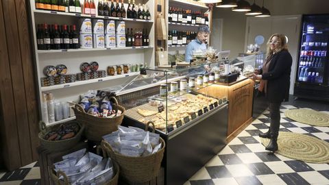 Los due�os, en el interior del local, que llevaba vac�o muchos a�os y han reformado por completo