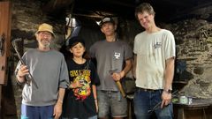 Desde la izquierda, Salvador, herrero aficionado de Granada, junto a Dominic Napoleon Luo, que est� aprendiendo el oficio; Pavel Yakushev, herrero y marinero ruso, y Dennis Schep, impulsor del proyecto comunitario The Foundry, en Bravos