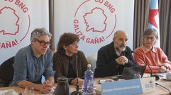 El diputado del BNG en el Congreso, N�stor Rego, en la rueda de prensa, acompa�ado por el portavoz municipal, Iv�n Rivas; la senadora Carme da Silva, y la responsable comarcal, Pilar Lozano.