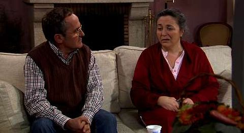 Delmiro, m�ximo mandatario de Louredo, departe en su casa con Elsa.
