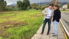 El alcalde, Jos� Ram�n Romero, y el edil de Medio Ambiente, Romero Treus, en la parcela en la que se ubicar� el parque.