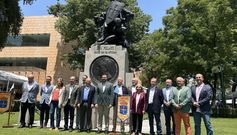 El presidente del Principado de Asturias, Adri�n Barb�n, con miembros del Centro Asturiano de M�xico.