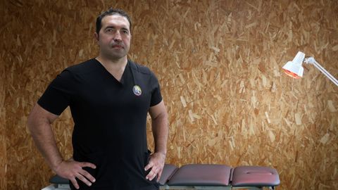 José Riveiro tiene su centro de fisioterapia en el Lagar, en A Pobra