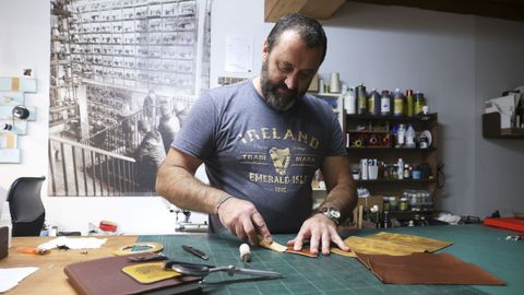 Fernando Castro fund hace 15 aos El Taller de Fer en el 109 de San Pedro, ra en donde l ya haba vivido antes. All tiene su taller de artesana en cuero de pequeo formato, en el que disea, confecciona y vende piezas de marroquinera artesanal; adems de crear escuela entre sus alumnos. Dice estar muy a gusto en el barrio e, se a dona do local mo permite, xubilareime aqu, dice.