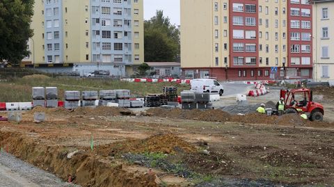 Trabajos en el entorno de la rotonda provisional de la calle Marqus de Santa Cruz, entre Caranza y O Bertn.