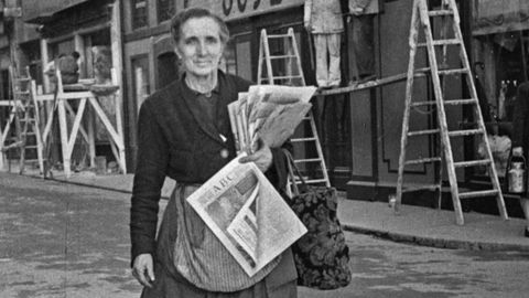 Vendedora ambulante de periódico en Sama (Langreo, 1951). Valentín Vega