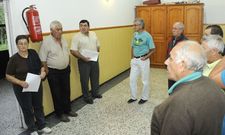 Vecinos, pescadores y afectados, ayer en Cira en la reuni�n donde avanzaron medidas de acci�n. 