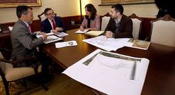 El conselleiro repas� ayer distintos proyectos de la ciudad con Curr�s y la edila de Urbanismo.