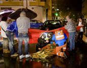 Los residentes bajaron un pl�stico rojo, mantas y paraguas.