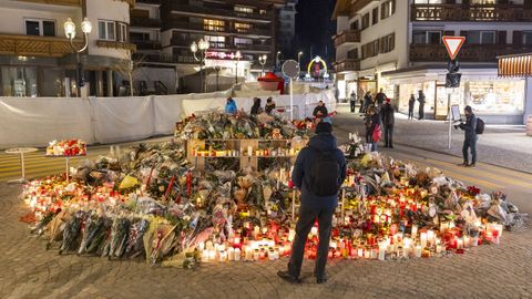 Flores y velas como tributo a las v�ctimas del incendio en el bar Le Constellation ocurrido en A�o Nuevo y que caus� 40 muertos.