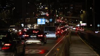 Atasco de tr�fico en la avenida de San Crist�bal, en A Coru�a.