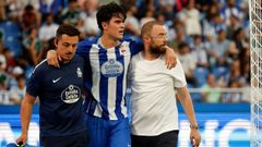 No�, ayudado por los servicios m�dicos del club, cuando se retir� del campo en el trofeo Teresa Herrera