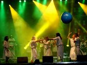 El grupo en una de sus divertidas actuaciones.