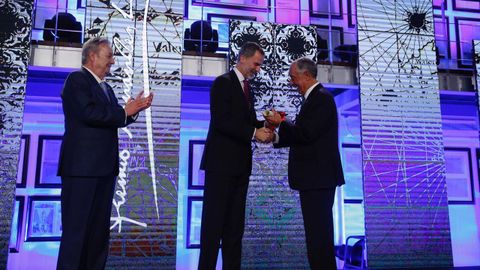 Felipe VI entrega al presidente luso el galardn