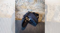 Piedras pesadas en el interior de la mochila hallada en la Casa del Pueblo de Oviedo.