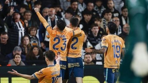 Los jugadores del Racing de Santander, celebrando la victoria contra el Castell�n en Castalia