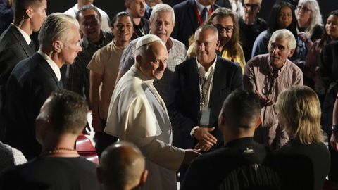 El papa Le�n XIV saluda a varios presos a su llegada este mi�rcoles a la prisi�n de Brians 1.