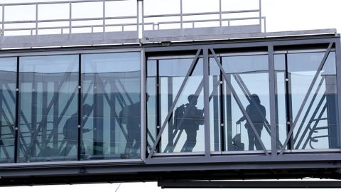 Imagen de turistas aterrizando en el aeropuerto de Santiago de Compostela. 