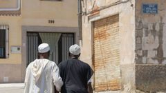 Dos hombres de origen marroqu, en el barrio de Nuestra Seora de Ftima de Jumilla