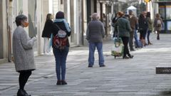 Cola ante una oficina de Correos en Vilagarc�a durante la pandemia