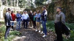 El conselleiro de Cultura en su visita a Tambo en septiembre del 2023 cuando anunció que se haría una intervención arqueológica este año