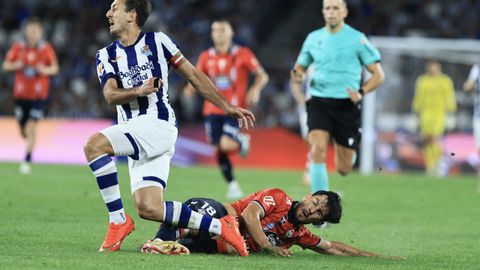 Yoel Lago y Mikel Oyarzabal, en un lance del partido celebrado en Anoeta.