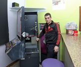 Sampedro, uno de los due�os, con la m�quina reventada. 