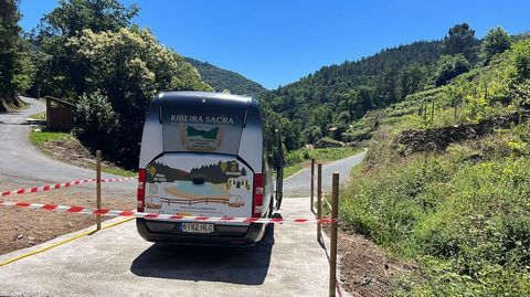 El bus lanzadera, iniciativa del consorcio de turismo, en la carretera de A Cova