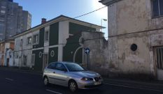 El doble cableado afea esta manzana de la ronda de Nelle. 