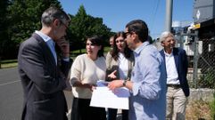 Mar�a Jes�s Lorenzana y �lex Doval, en el centro, este martes en el pol�gono industrial de Sig�eiro