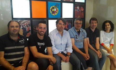 El presidente, Manuel Blanco, y el vicepresidente, José Luis Sáez, con el equipo médico del Burela FS.