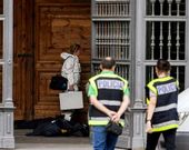 Agentes de la Polic�a Cient�fica, ayer a su llegada para inspeccionar la bas�lica del Pilar.