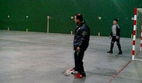 Las interrupciones del juego para secar la pista son frecuentes.
