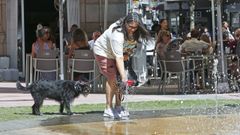 Las fuentes son un recurso m�s para refrescarse, como esta de la glorieta de Compostela, en Pontevedra