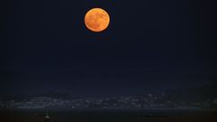 La luna brillando en todo su esplendor sobre�la r�a de Arousa