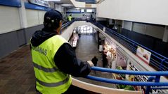 Redada de Aduanas en el mercado de Santa Luc�a