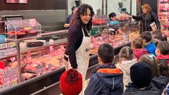 Escolares participando en una de las visitas a un supermercado.
