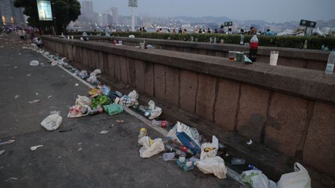Las playas de Riazor y Orz�n amanecen llenas de basura tras la noche de San Xo�n