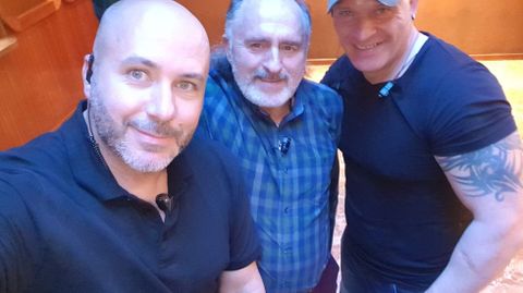 El fallecido Jos� Mar�a Freire, en el centro, junto con dos compa�eros de La Luna, una discoteca en la que hizo labores de vigilancia. 