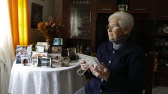 Digna Pazos, que vive sola en una parroquia de Santa Comba, conserva las fotos de los nios que cuid durante aos en Madrid
