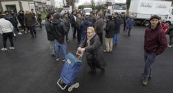 <span lang= es-es >Algunos consumidores marchan sin poder hacer la compra al no registrarse actividad en el recinto. </span>