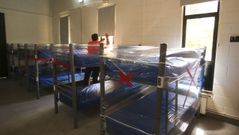 El covid-19 ha obligado a reducir la capacidad del albuergue de Neda, donde 18 de las 28 camas han sido precintadas, quedando operativas solo diez