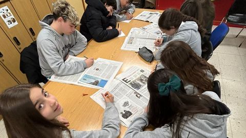 Alumnos del CPR Eduardo Pondal, de Cangas, que ganaron el concurso Periodismo en la escuela 2025/26