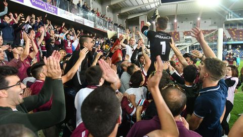 Edu Sousa llevando en volandas a Fondo Norte tras la clasificaci�n para el playoff a Segunda en 2017