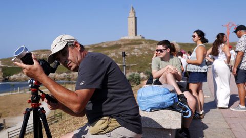 Personas esperando el eclipse desde el paseo mar�timo de A Coru�a