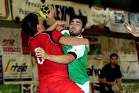 El asturiano Camilo bloquea una internada de Manu.