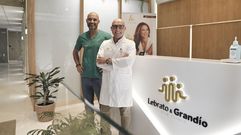 Miguel Grand�o y Ram�n Lebrato, en el �hub clinic� de la avenida de la Habana en Ourense.