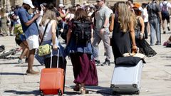Con la maleta por el Obradoiro: Aunque hab�a pesimismo entre los hoteleros de Santiago, julio dej� una ocupaci�n del 80 %, muy por encima del 72 % del a�o pasado. Como curiosidad, las primeras semanas del mes fueron mejores que las �ltimas, pese a ser plenas Festas do Ap�stolo