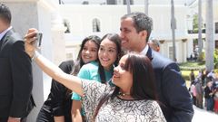 Juan Guaid� se fotograf�a con un grupo de simpatizantes