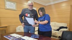 O alcalde de Melide, Jos� Manuel P�rez, e a concelleira Carme Li�eira, ultimando detalles da foliada
